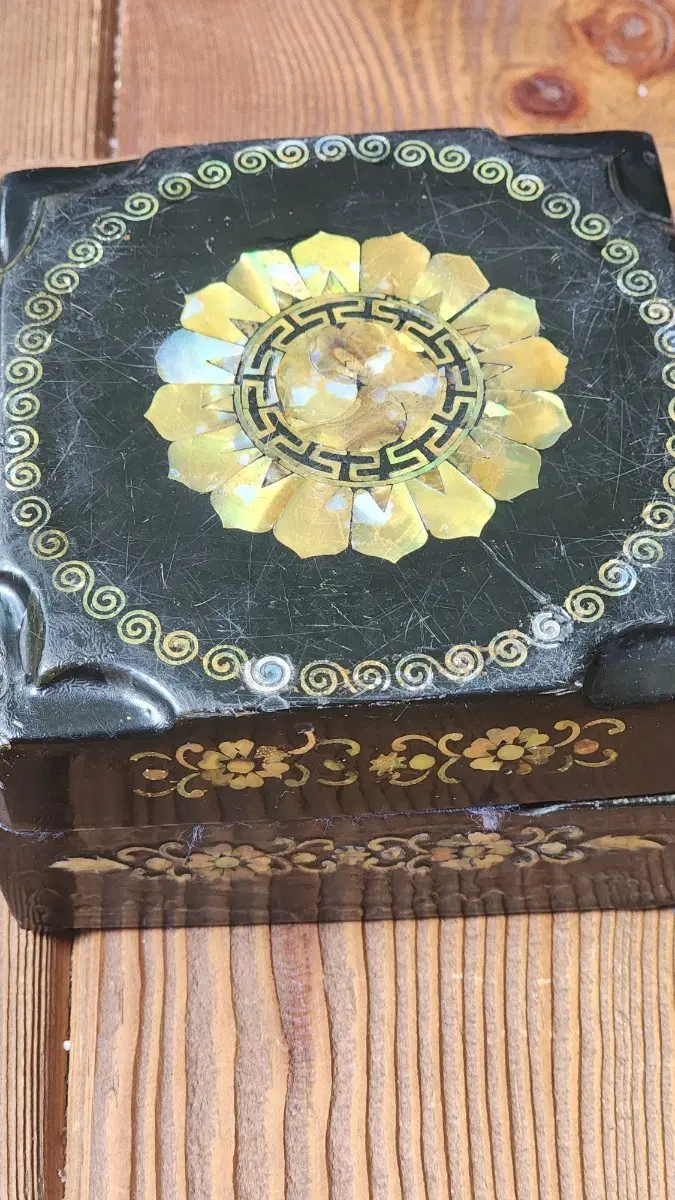 근대사 흑색 자개 꽃 문양 재떨이
