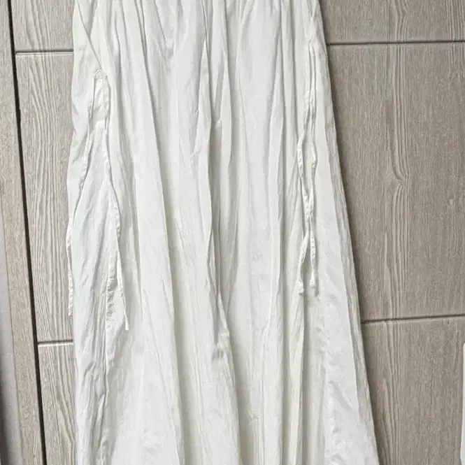 화이트 롱스커트
