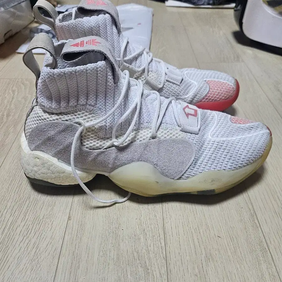 아디다스 크레이지 BYW X '클라우드 화이트 270사이즈 팔아요