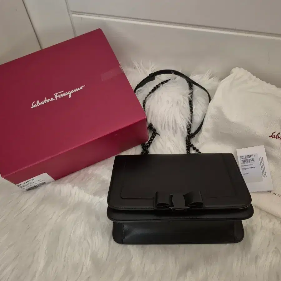 *강추*(새상품)페라가모 21G878 블랙 레더 바라 보우 체인 숄더백