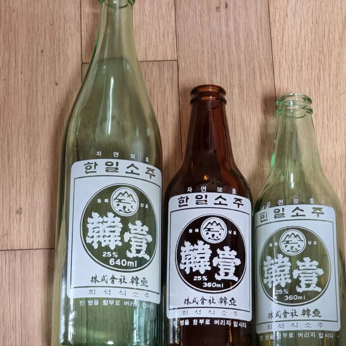 추억의 빈티지 병 제주도애 오래된 따개 유리 소주병 3종 세트예요사진에서 보이는 그대로의 모습이에요오래된 추억의 가게 소품이나 전시.인테리어 소품.수집으로 활용하기 좋아요.