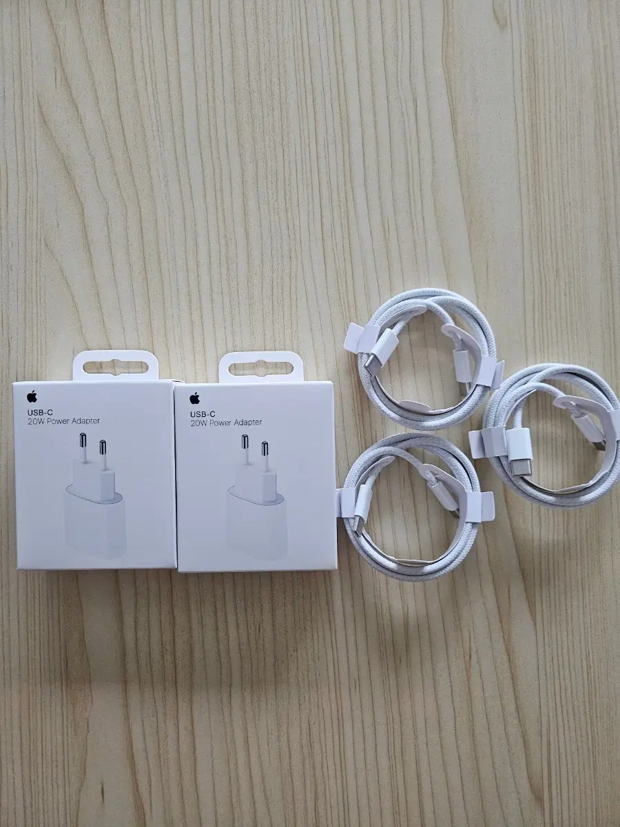 애플 아이폰 정품 20W 파워 어댑터 2개 + 고속케이블 3개입니다 미사용 입니다