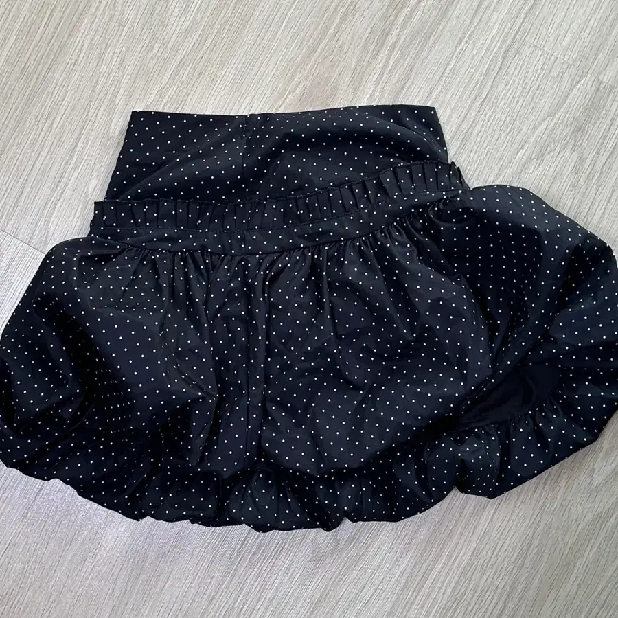 블랙 도트 벌룬 스커트