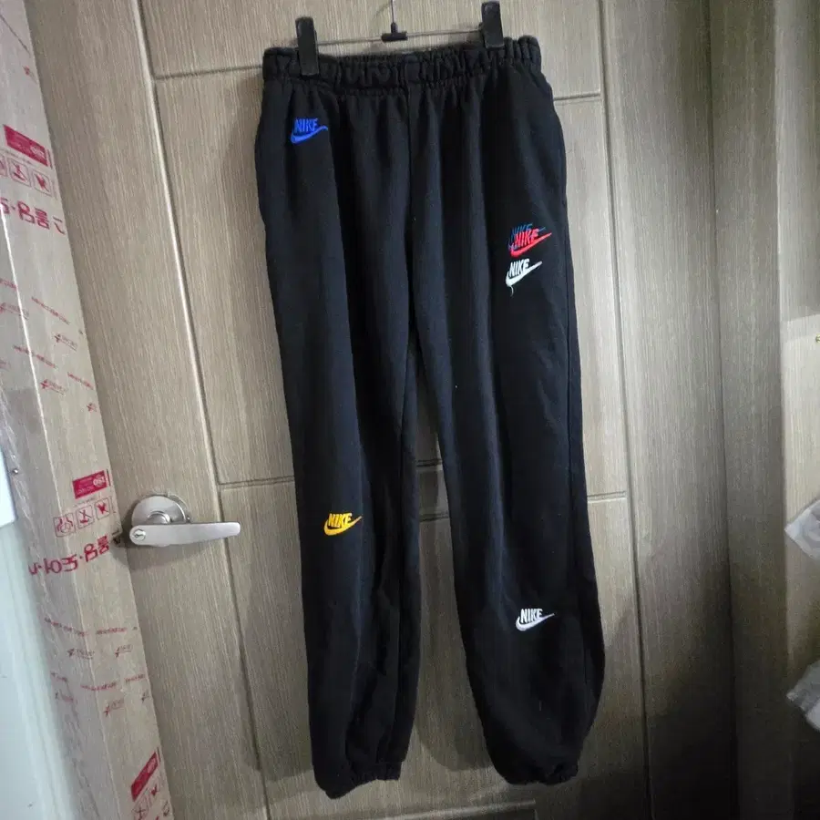 나이키 스우시 멀티 로고 조거 트레이닝 팬츠 블랙