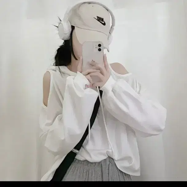 크롭 오프숄더 후드티 (프리사이즈)