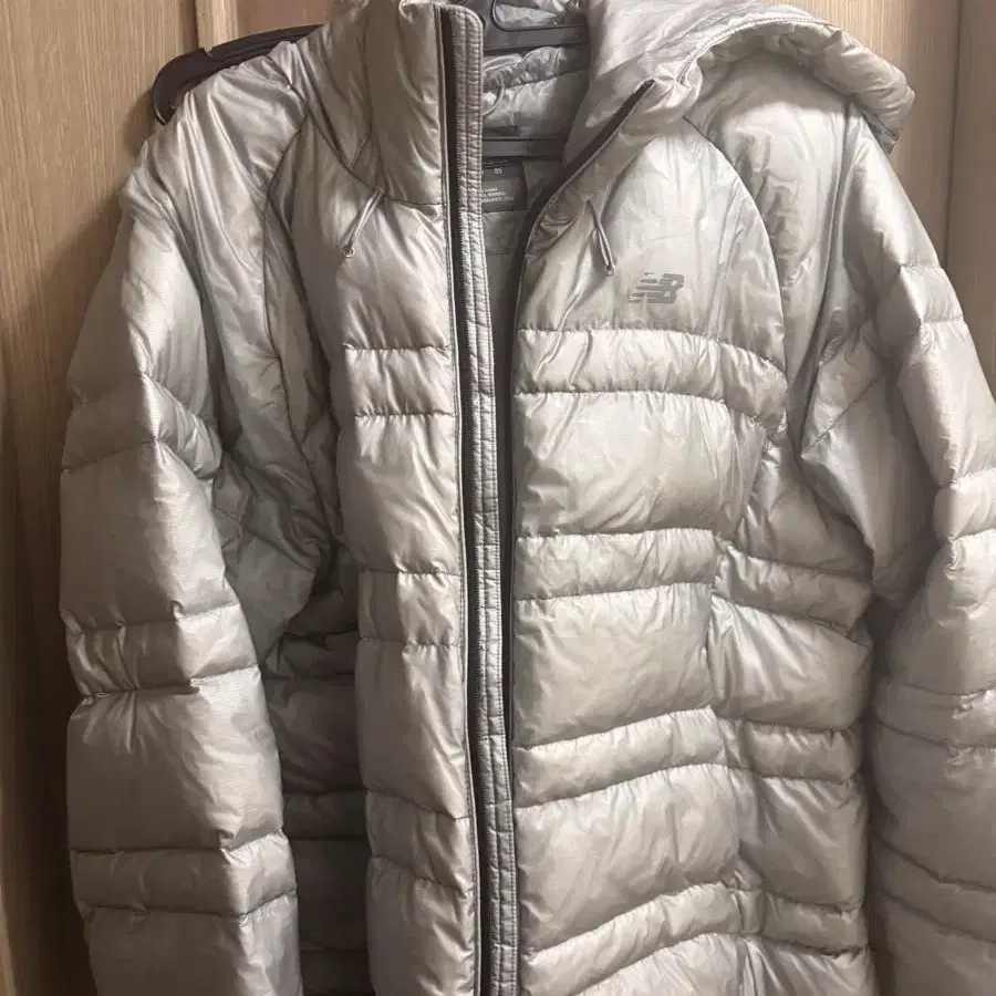 뉴발란스 경량 패딩 점퍼 실버