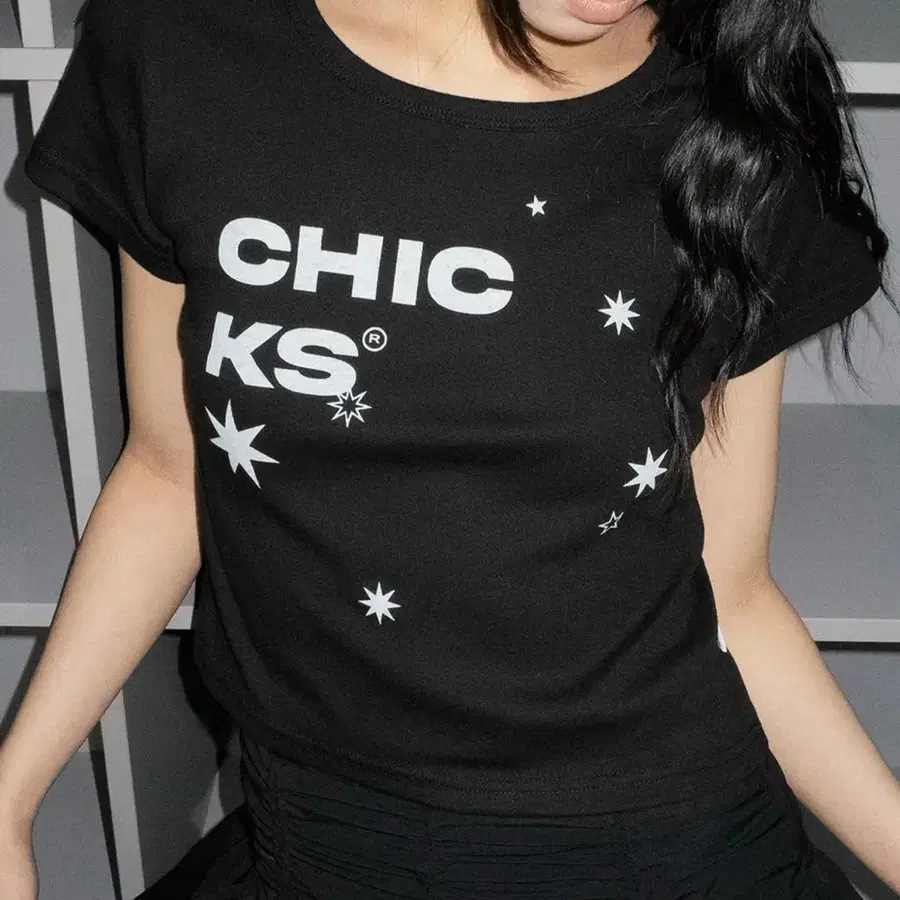 CHICKS 별 프린팅 반팔 티셔츠 블랙