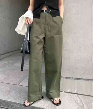 미사용 새상품 베이커 팬츠 카키 와이드 실루엣