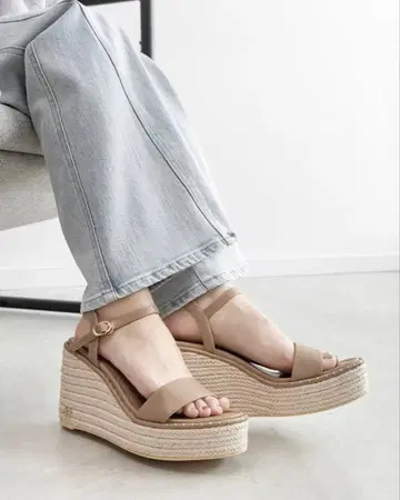 [ 익명 배송 ] 베이직 벨트 웨지 샌들 브라운 S 사이즈