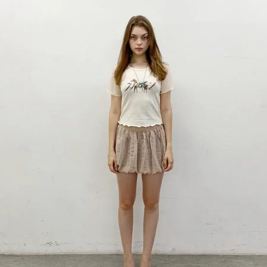헤티 Horse Printed Wavy T-shirt (Cream)