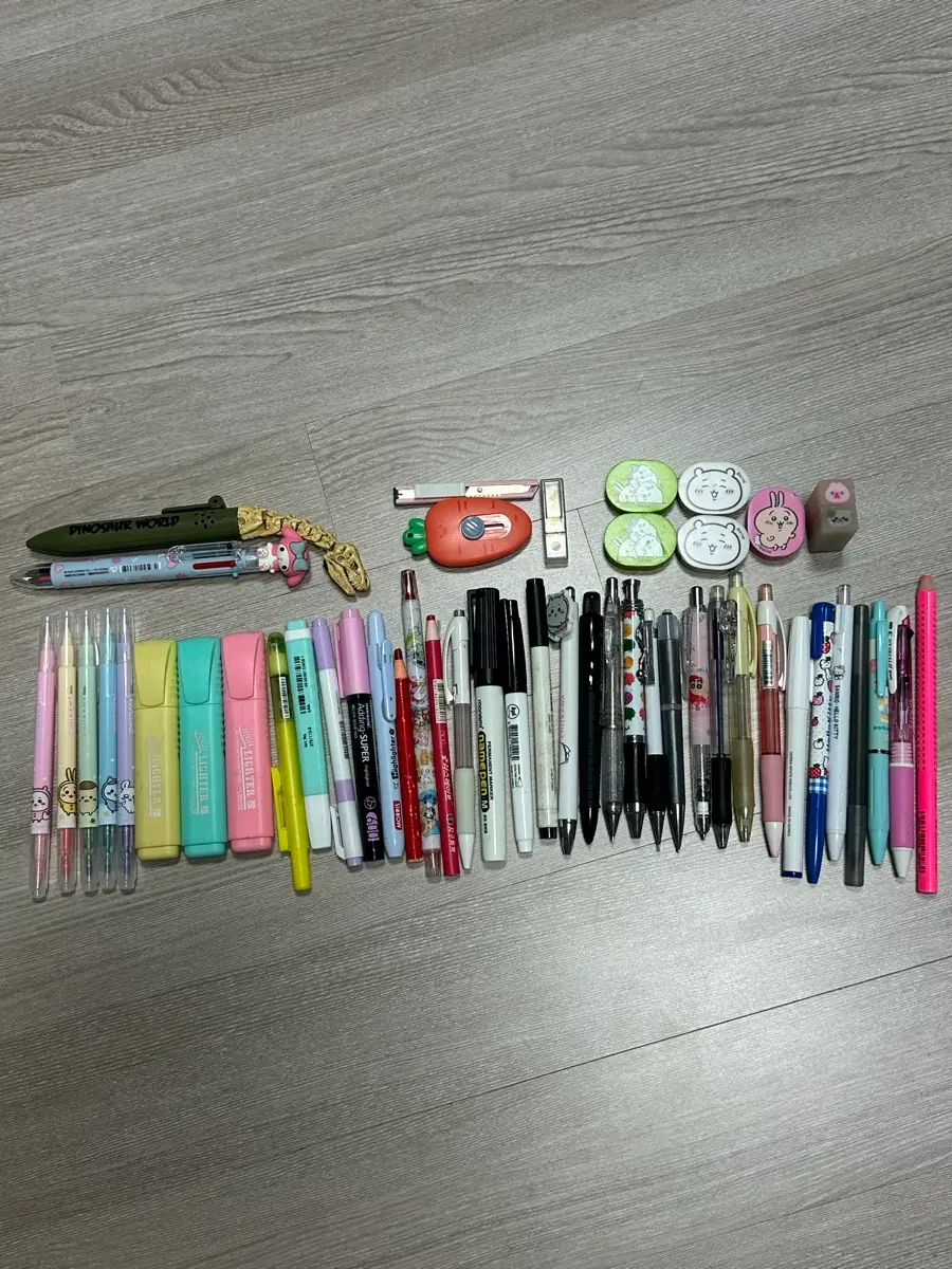 다양한 필기구(형광펜,샤프, 볼펜,커터칼,네임펜,채점펜,지우개)