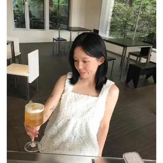 우아브 페이드 플라워 슬리브리스 블라우스 1회착용