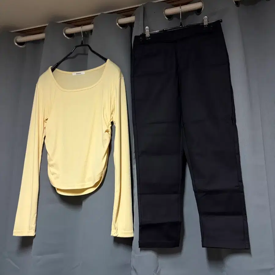 [ 새상품 ] 셔링 긴팔 티셔츠 + 7부 슬랙스 SET