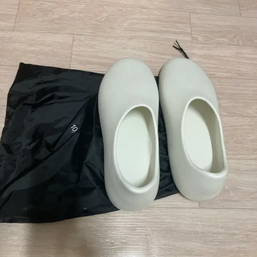 Yeezy sl01 10사이즈 새상품팝니다