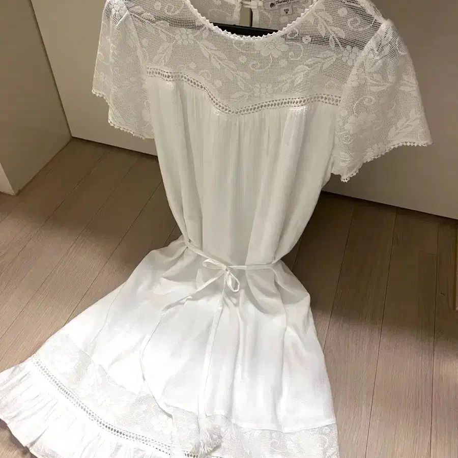 써스데이아일랜드 레이스 배색 태슬 벨트 원피스 화이트 아사면 프릴 러플