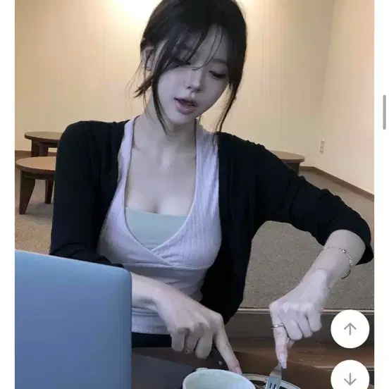애즈핏 슬림핏 브이넥 슬리브리스