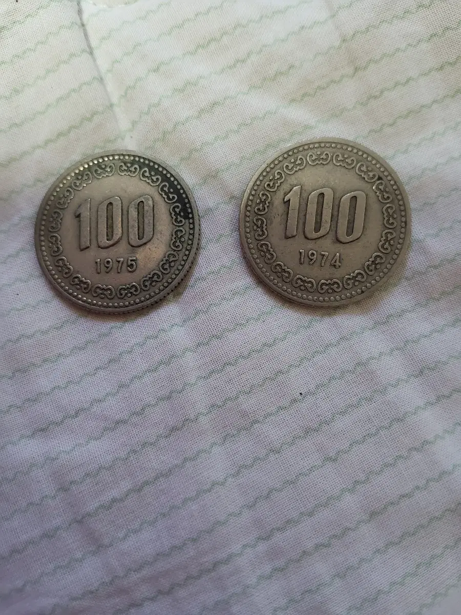 100원 동전 1974년 1975년 2개