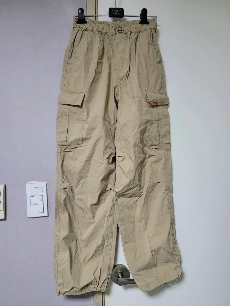 편안한 착용감의 지오다노 카고 팬츠예요허리 62-68cm, 신장 155-165cm에 맞는 165 사이즈입니다