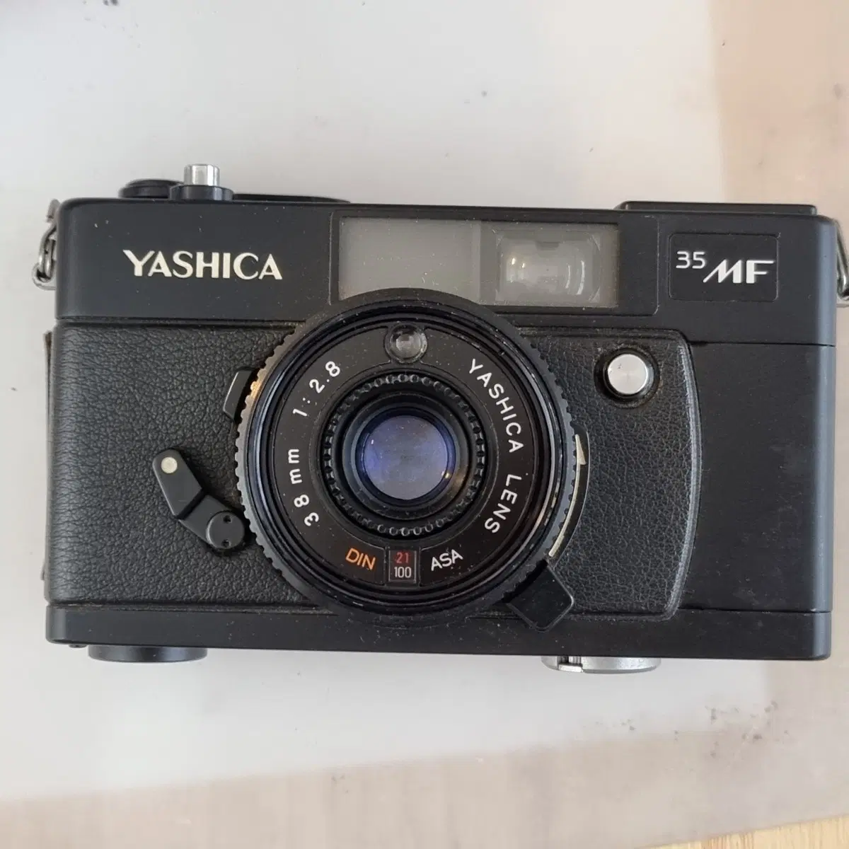 클래식한 디자인의 야시카 35 MF 필름 카메라예요38mm F2.8 렌즈가 탑재되어 있어 선명한 사진 촬영이 가능해요필름 카메라 입문용으로도 좋고, 빈티지 감성을 느끼고 싶으신