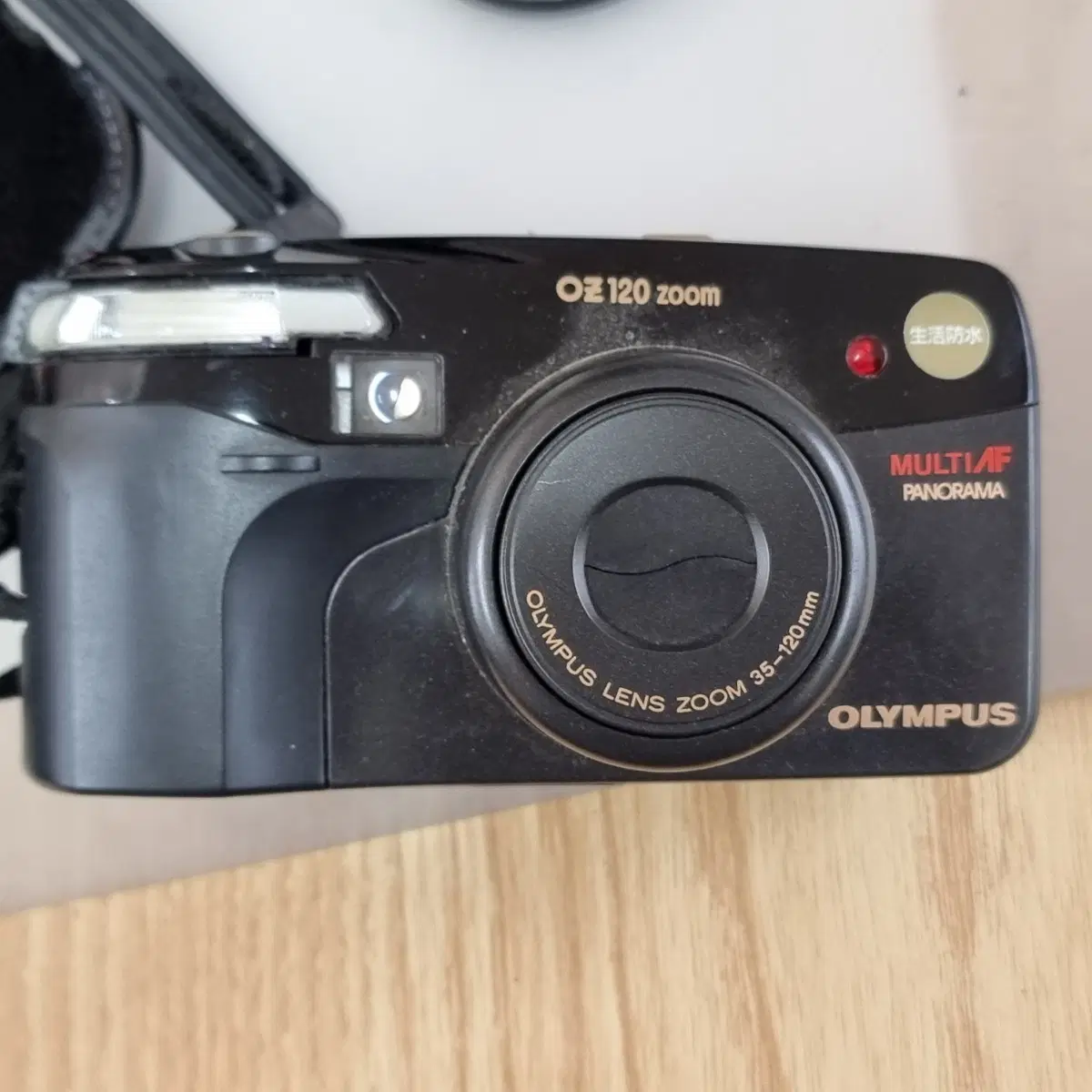 올림푸스 OZ 120 Zoom 필름 카메라 판매해요35-120mm 줌 렌즈와 파노라마 기능이 탑재되어 있어요구성품은 사진에 보이는 카메라와 파우치입니다필름 카메라 특유의 감성