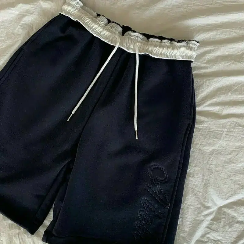 접어입는 밴딩 자수 버뮤다팬츠