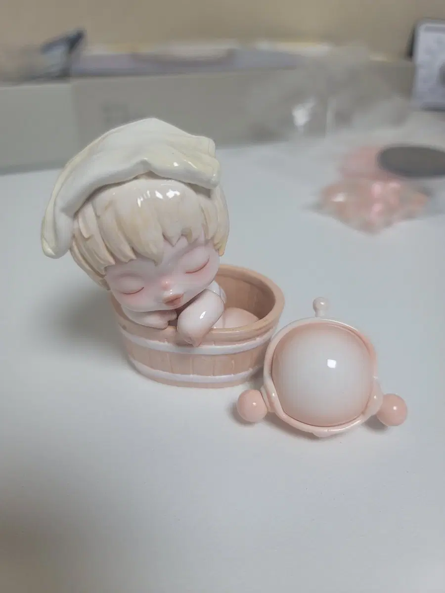 스컬판다 목욕하는 아기 피규어