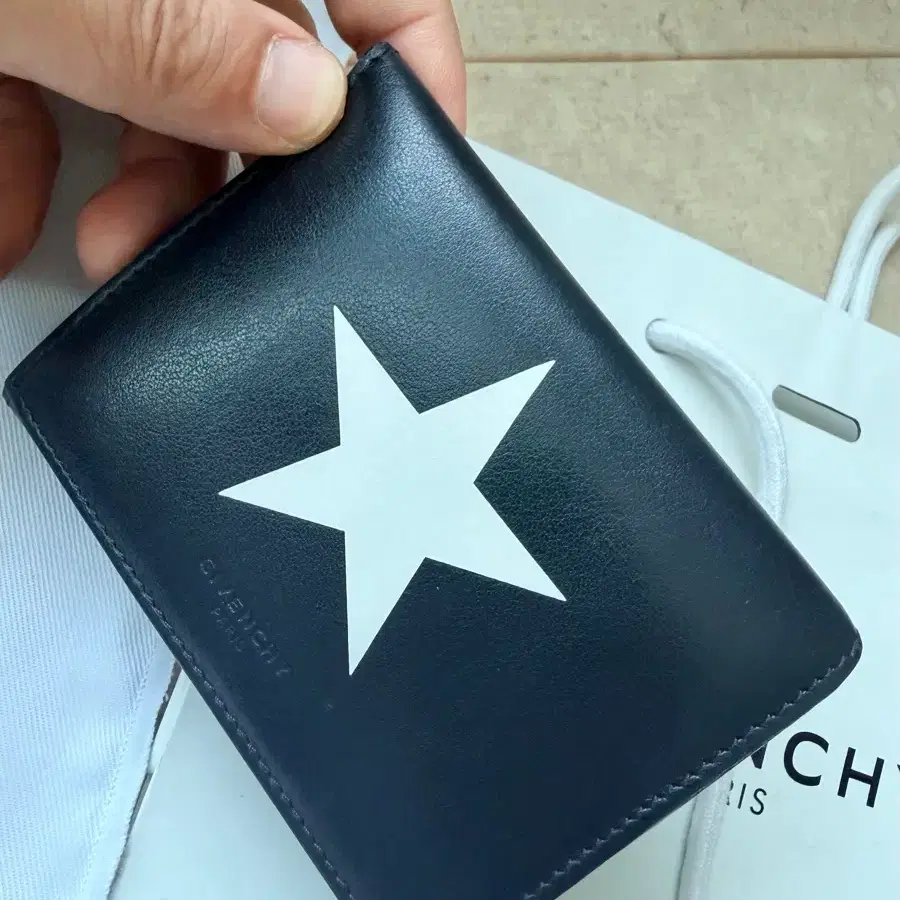 지방시 GIVENCHY 스타 반지갑 판매합니다.