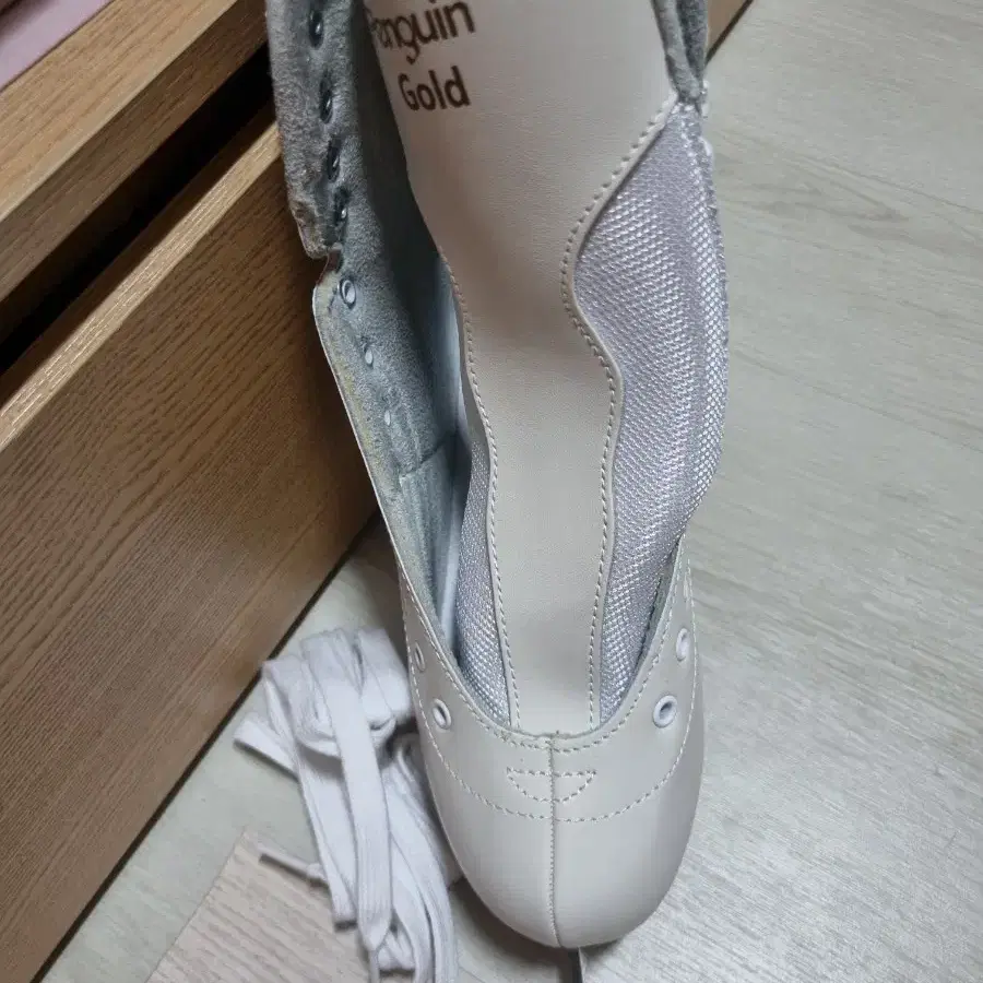펭귄 골드 피겨 스케이트화 흰색
