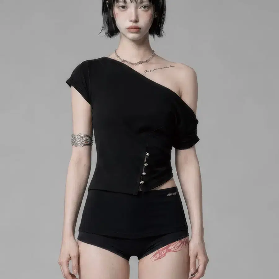 에트오소메 Cut-Out Open Short Sleeve black