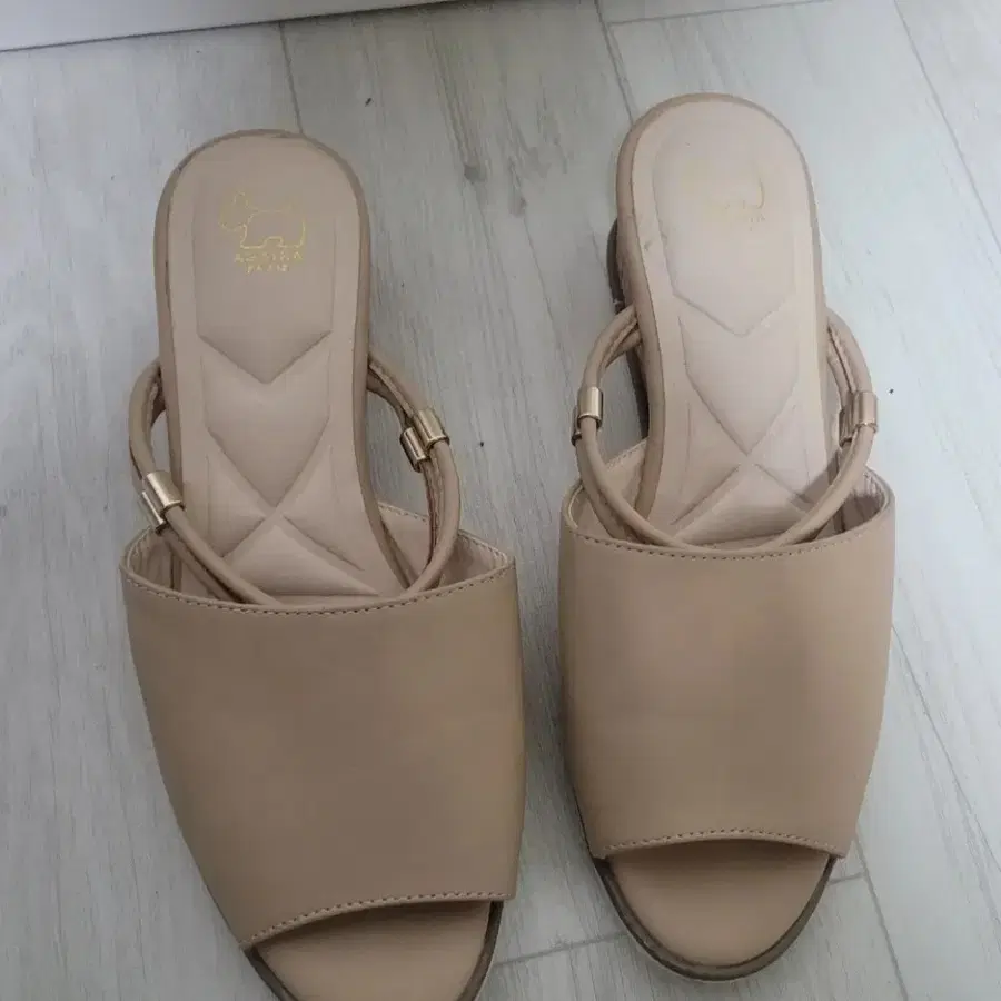 아가타 파리 뮬 샌들 베이지 색상이에요240