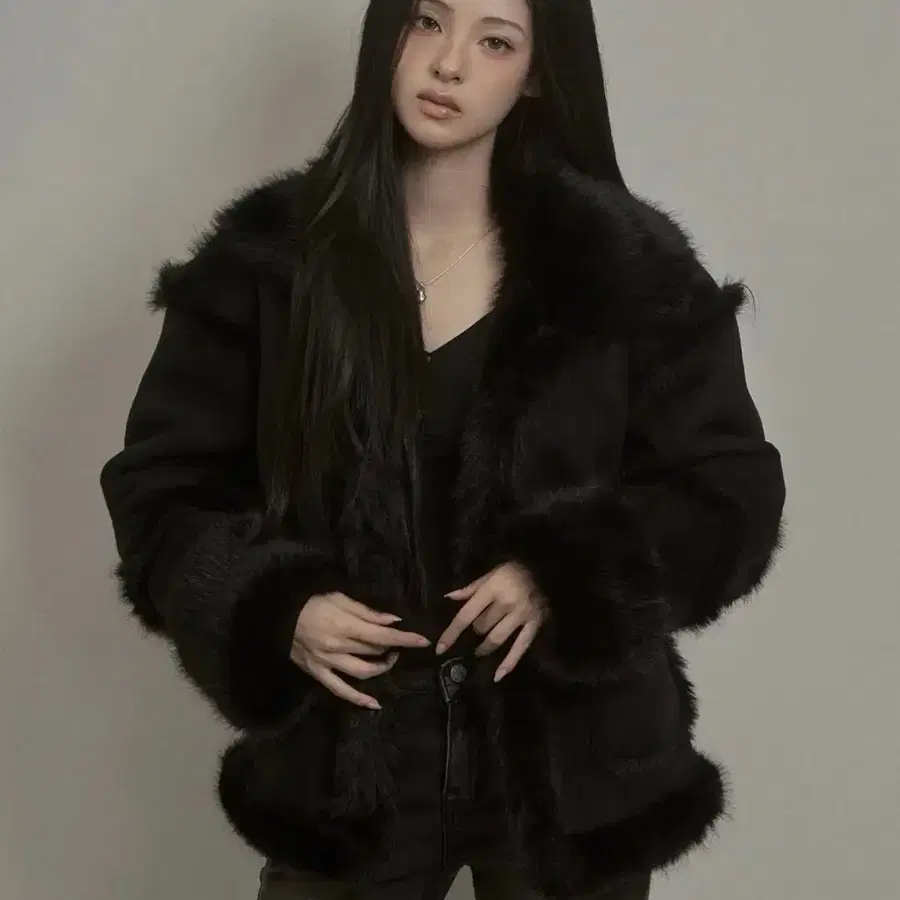 카키포인트 Shearing Fur Mustang (black)