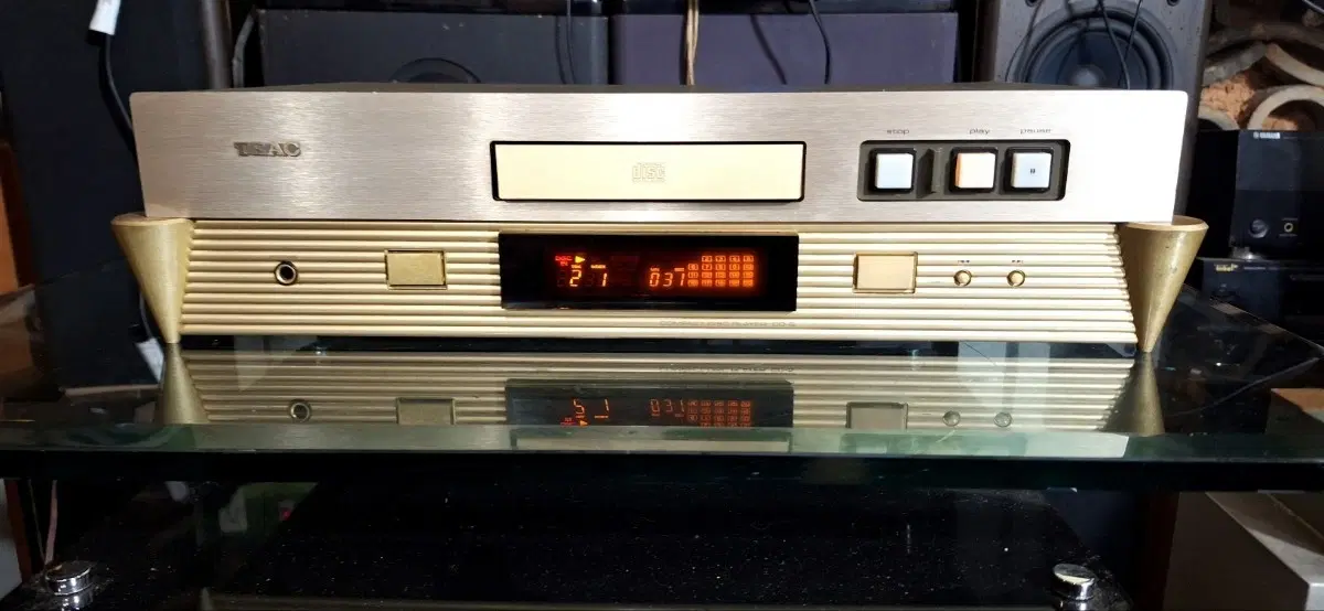 한번 소장하면 장기 소장각이라 점점 구하기 어려워진 티악사 명기 CD플레이어 CD5입니다. 정품 리모컨 함께 드립니다.한 달 간 무상수리 성능보장 해드리오니 안심하고 구매하셔도