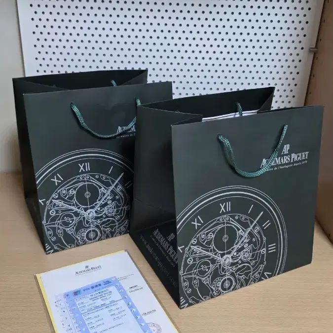 오데마 피게 쇼핑백 2개 & 구매내역서 팝니다.