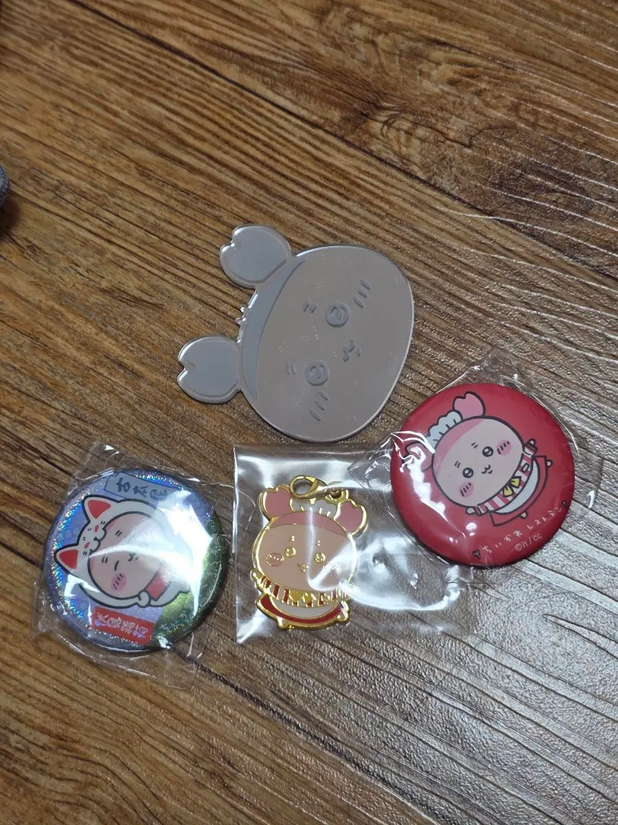 먼작귀 치이카와 카니 키링 거울 뱃지 일괄 팝니다