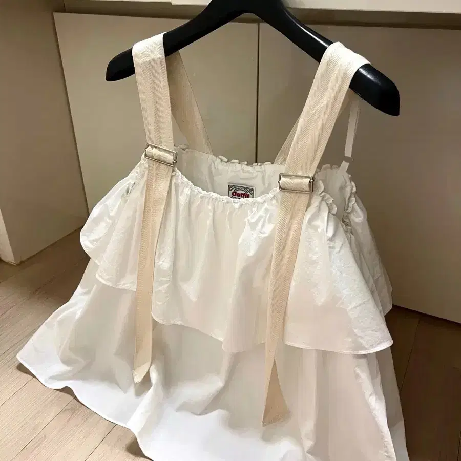 아웃핏 outfit 캉캉 러플 버클 스트랩 탑 블라우스 멜빵 나시 민소매 뷔스티에