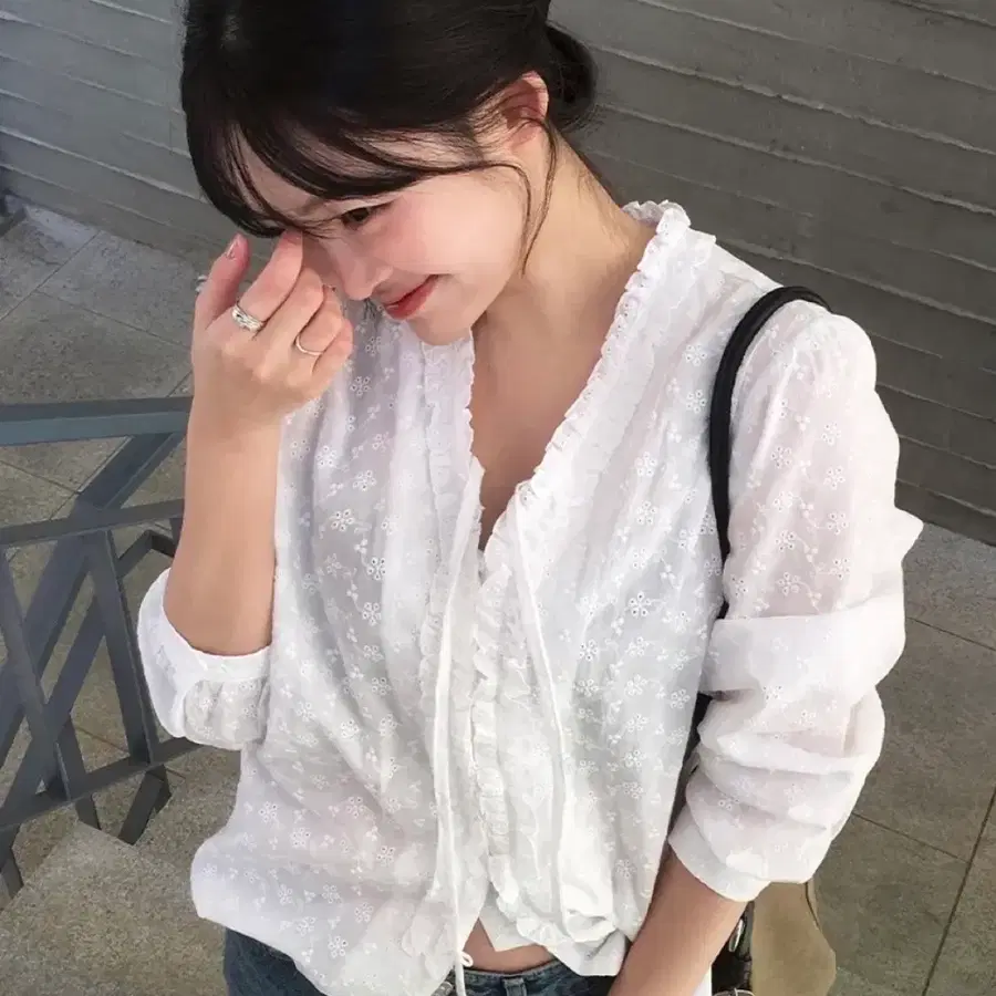 프리버07 브이넥 펀칭 블라우스 V-neck punching lace blouse