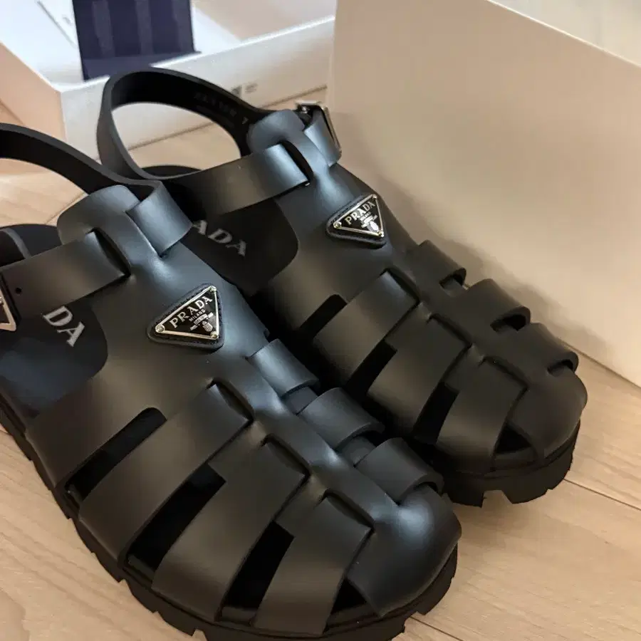 (새상품) 프라다 26ss 신상 피셔맨 샌들 블랙 7.5