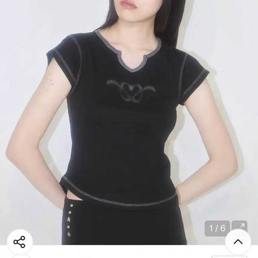 일리고 시그니처 하트 배색 반팔티 블랙