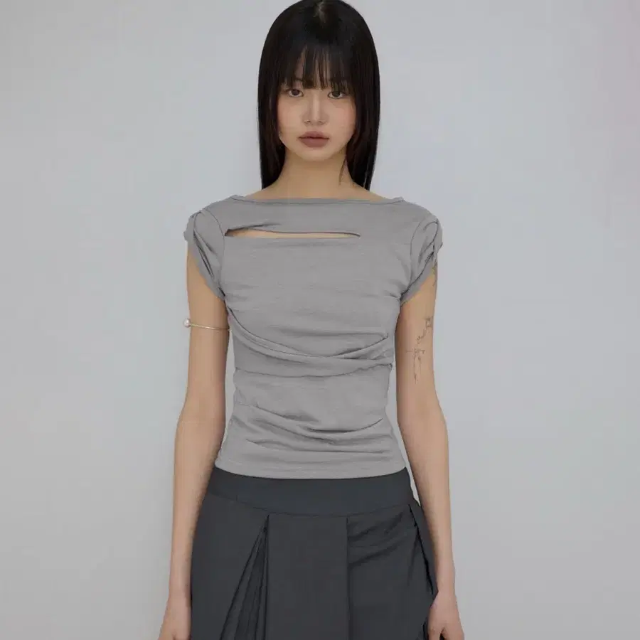플레어업 Asymmetrical Draped Roll-Up T-Shirt