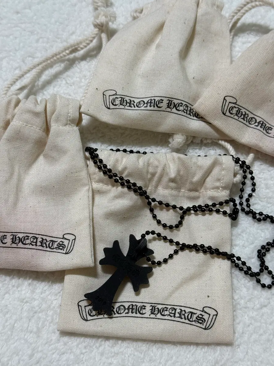 크롬하츠 실리크롬 CH 크로스 펜던트 블랙 2025