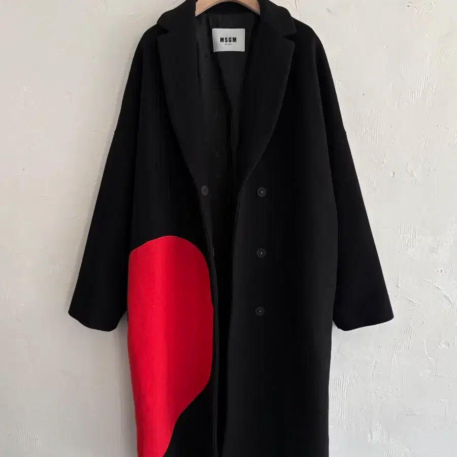 MSGM 블랙 브로큰 하트 오버 코트