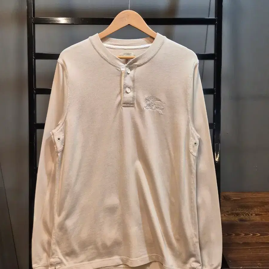[L] 버버리 런던 BURBERRY LONDON 기마자수 헨리넥 코튼 긴팔 티셔츠 14.9
