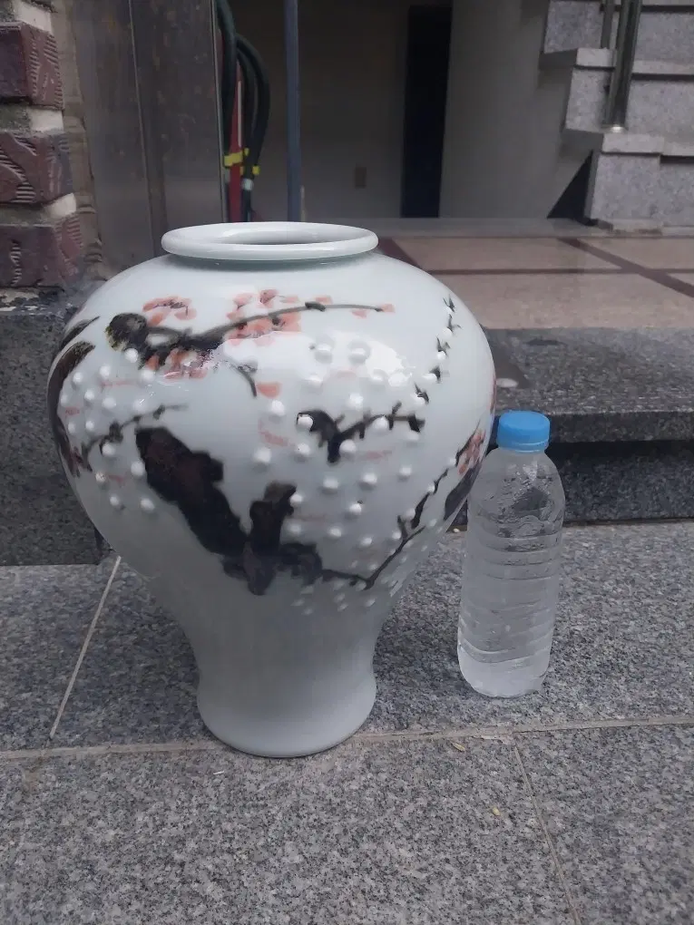 청화백자 철채 매화문 병