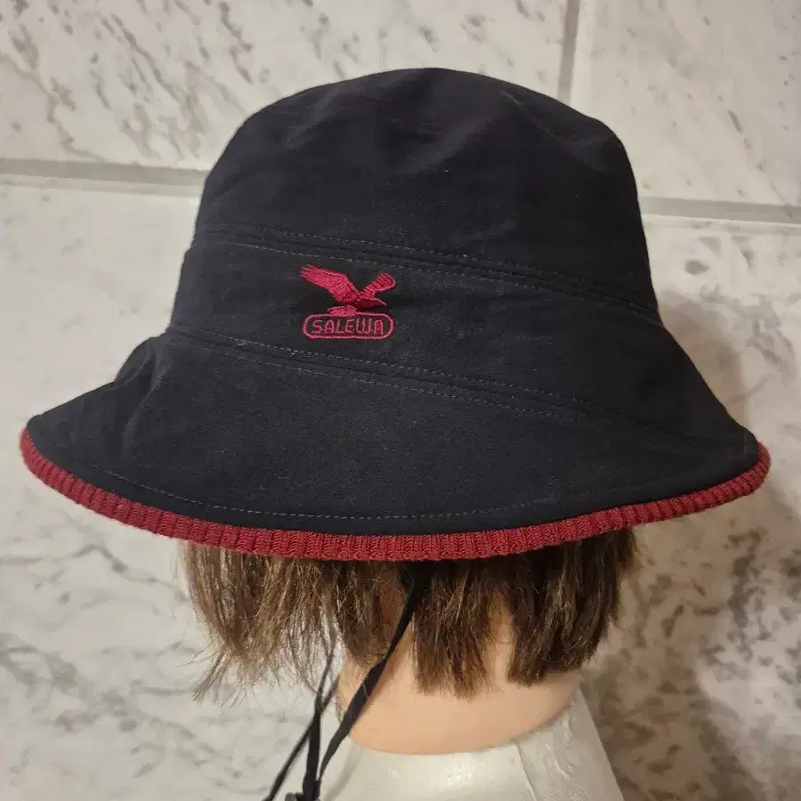 SALEWA 블랙 벙거지 모자