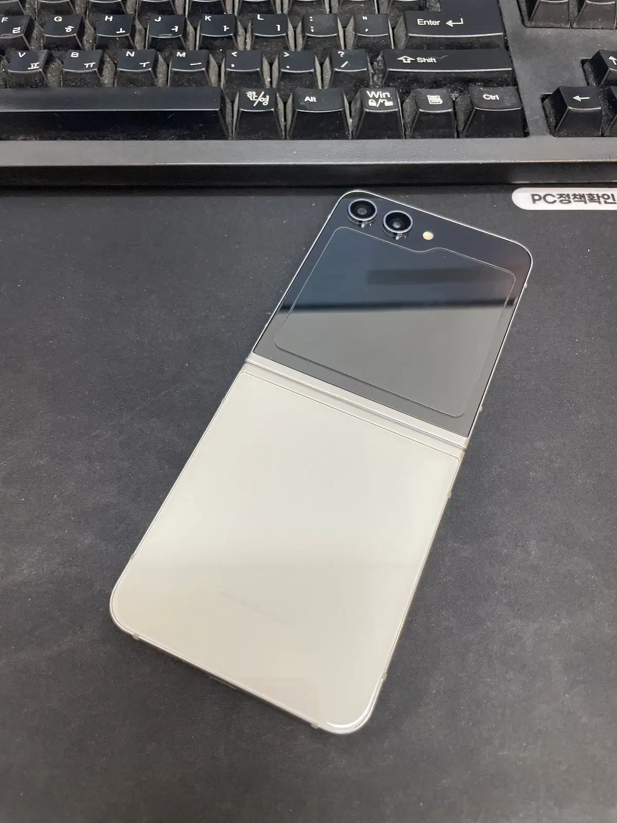 갤럭시Z플립5 크림 256GB 무잔상 상태좋은 중고36만팝니다