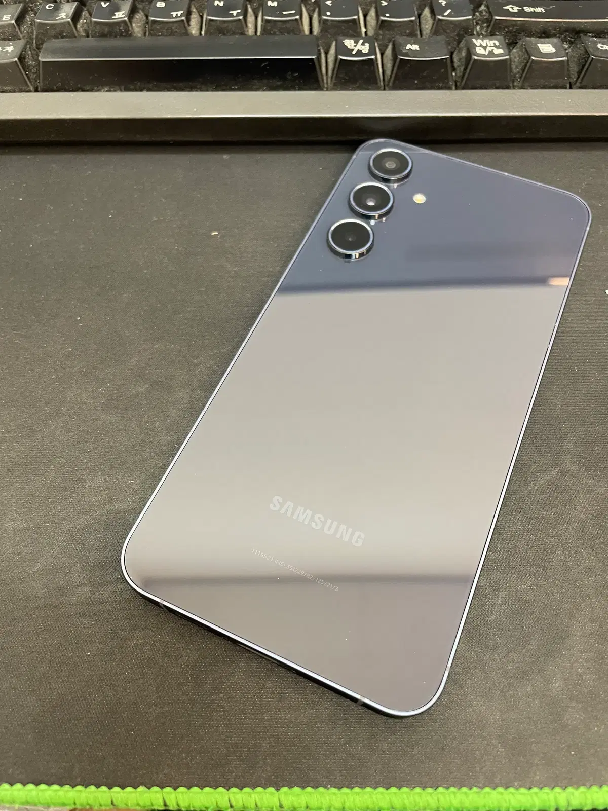 갤럭시퀀텀5 네이비 128GB 무잔상 상태좋은 중고30만2천팝니다.