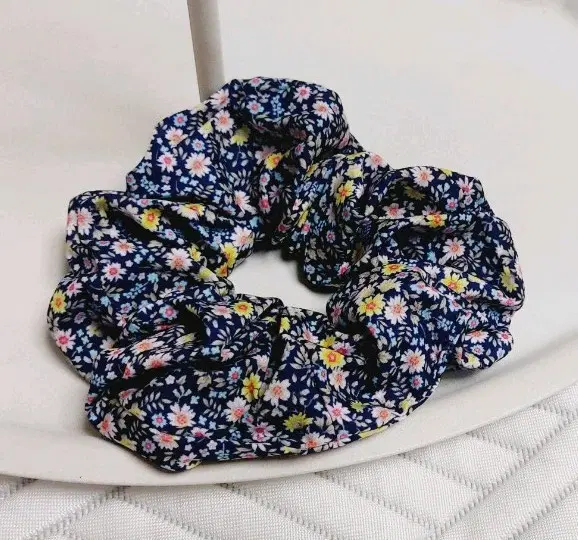 네이비 꽃무늬 곱창머리끈