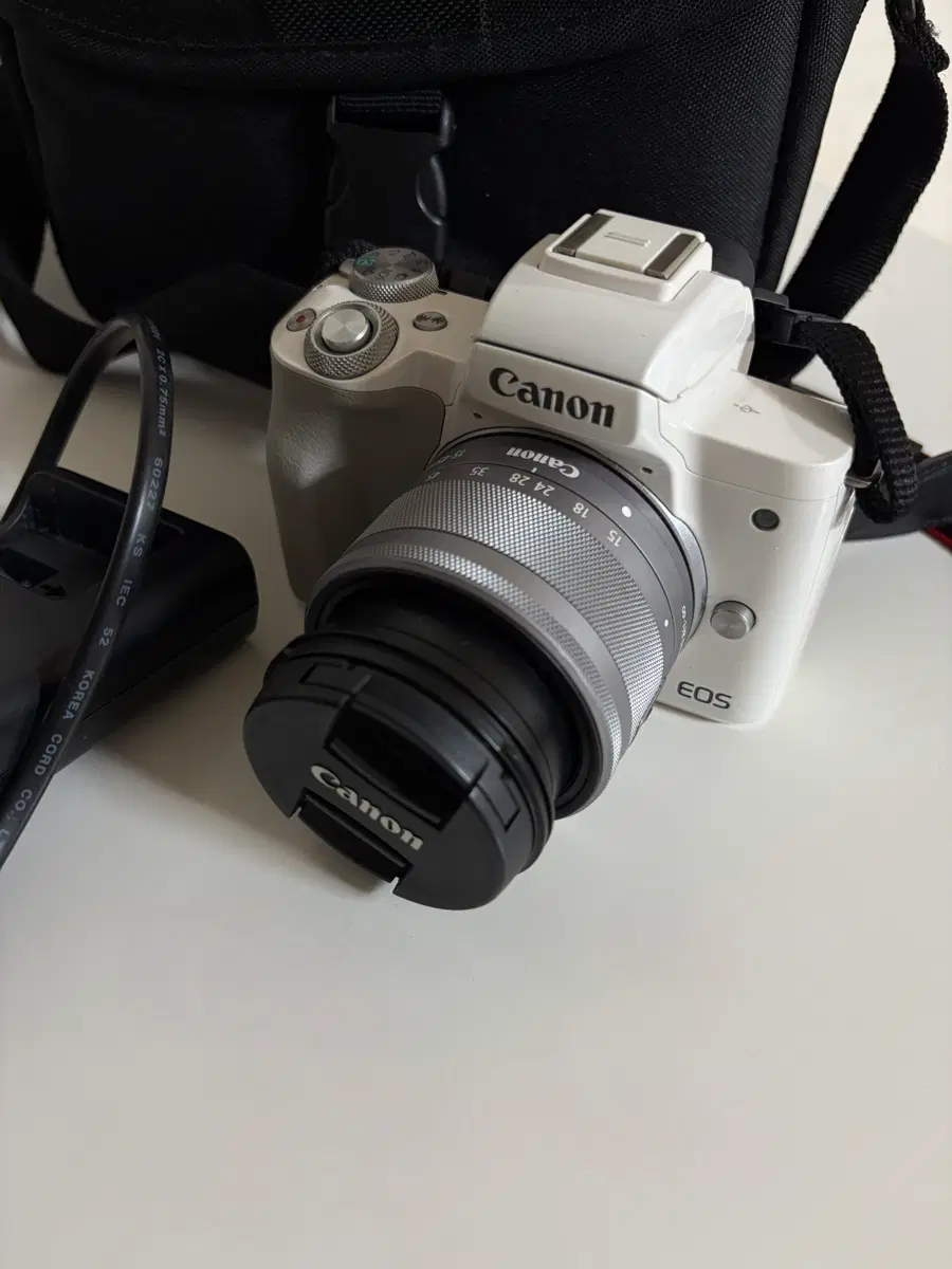 캐논 EOS M50 마크2 화이트 + 15-45mm 렌즈 ( 배터리 가방 전부 드려요)