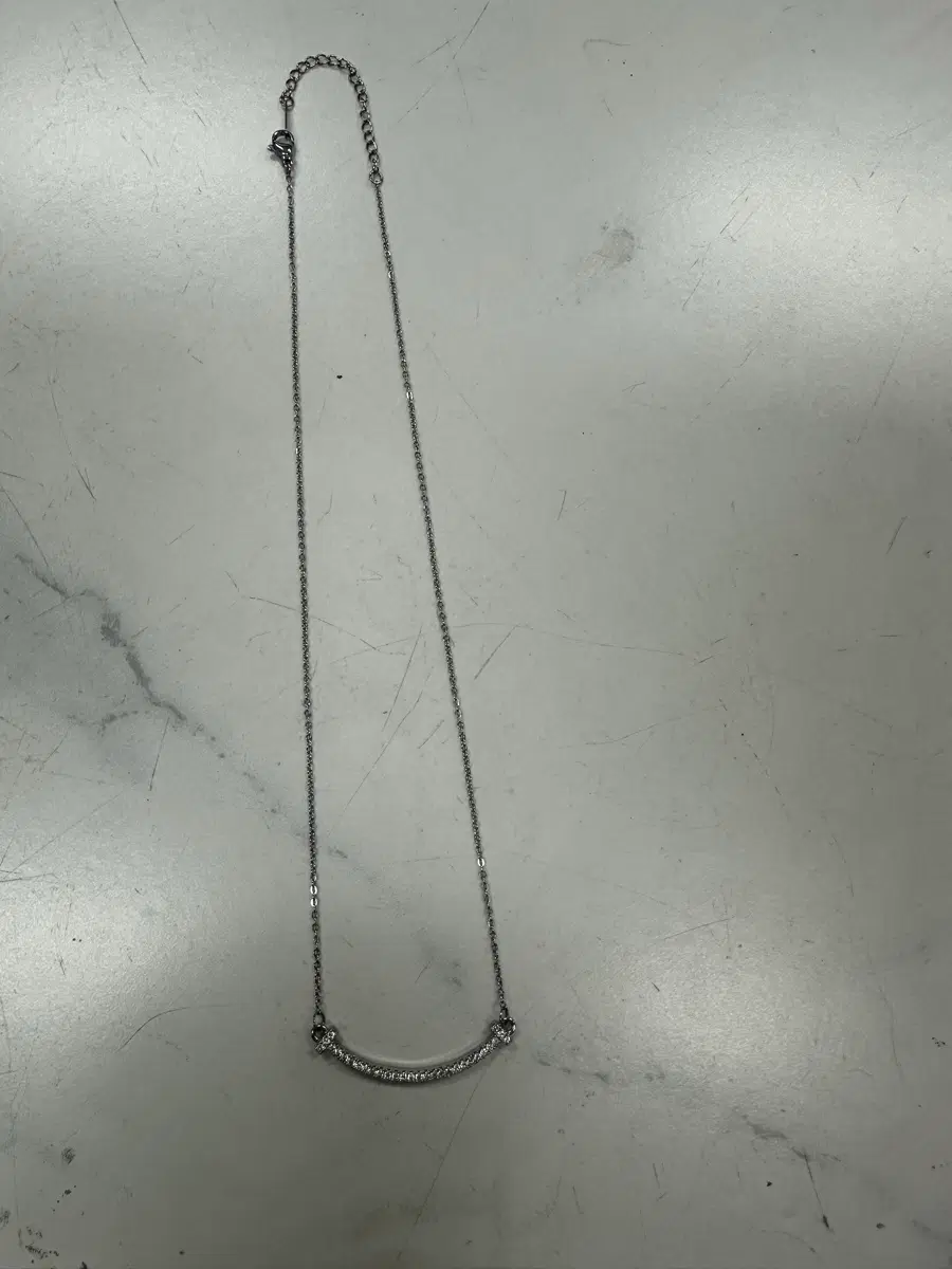 [미사용] 큐빅 T 스마일 펜던트 패션 목걸이 (45cm)판매합니다