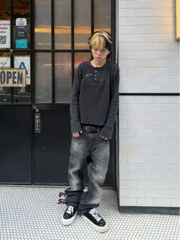 CORVIDAE Black Script Henley 긴팔 티셔츠
